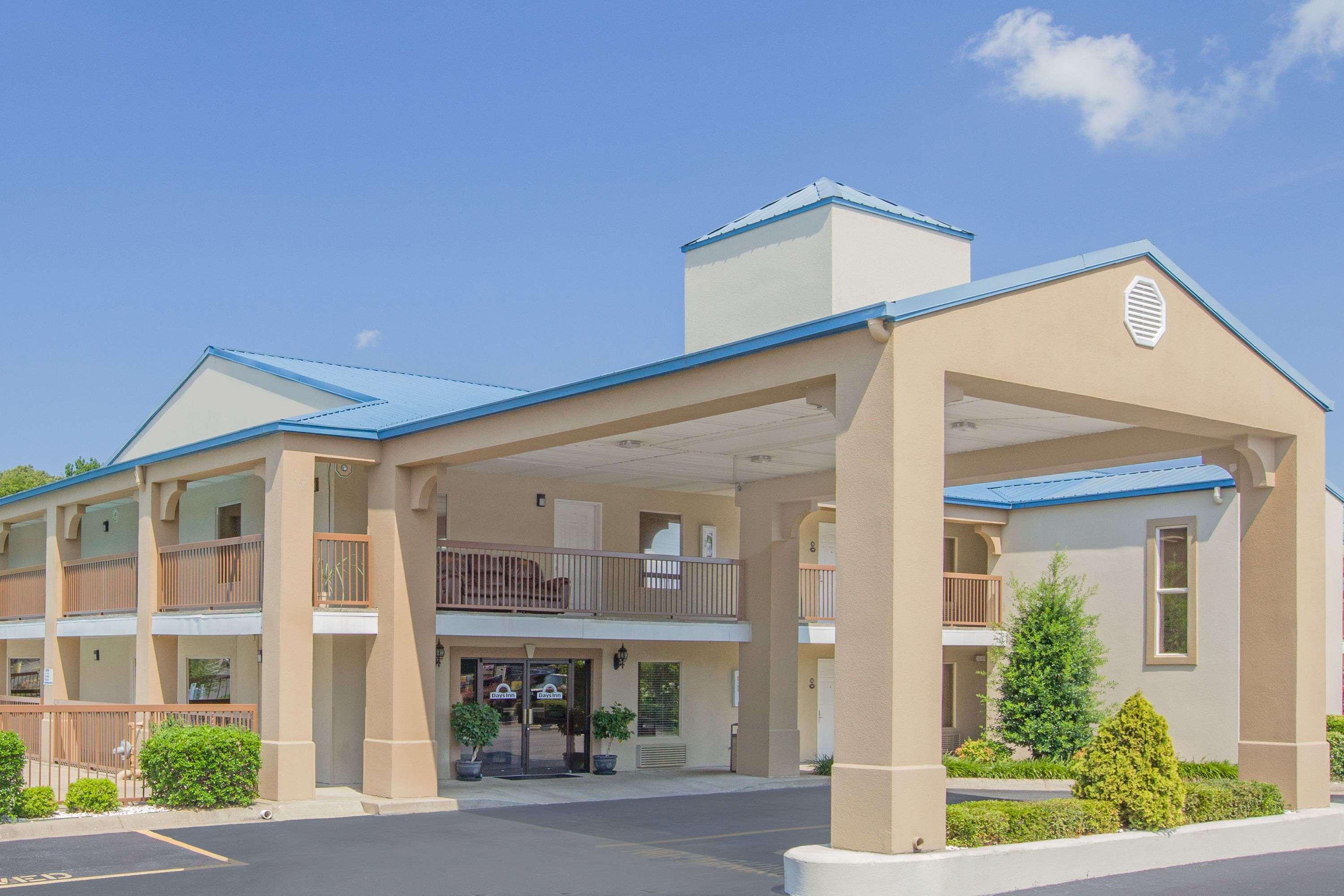 Days Inn & Suites By Wyndham Pine Bluff Exterior photo