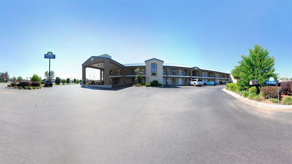 Days Inn & Suites By Wyndham Pine Bluff Exterior photo